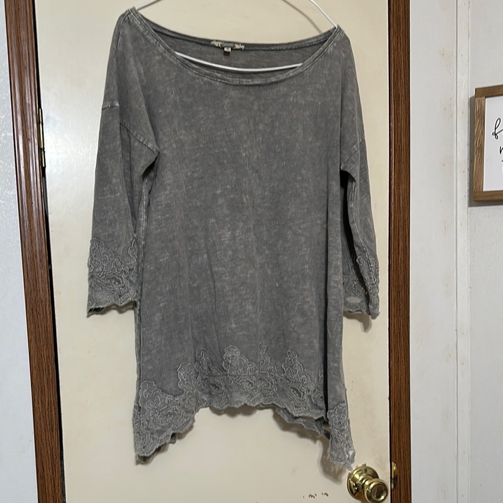 Gimmicks by BKE Gray Asymmetrical Tunic Top